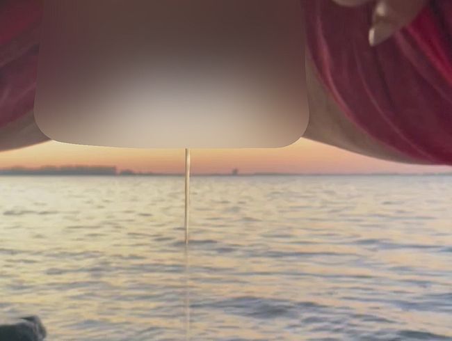 Dirty Priscilla Porno Video: pi**en beim Sonnenuntergang