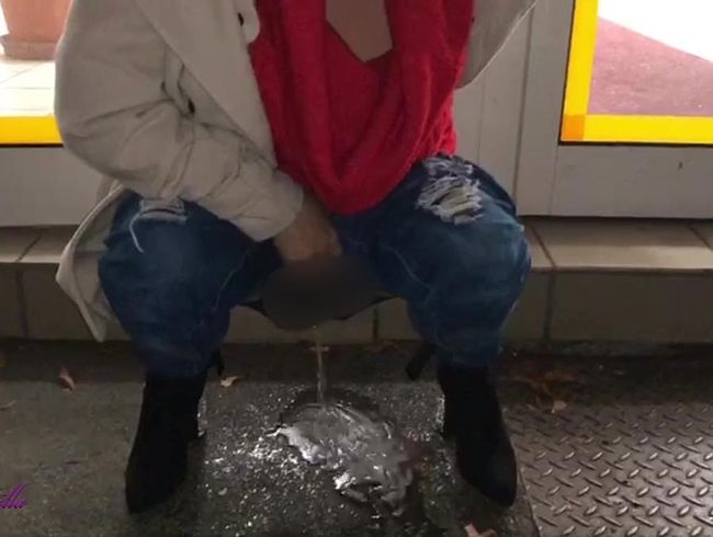 Dirty Priscilla Porno Video: Public! Vor den Waschsalon gepi**t